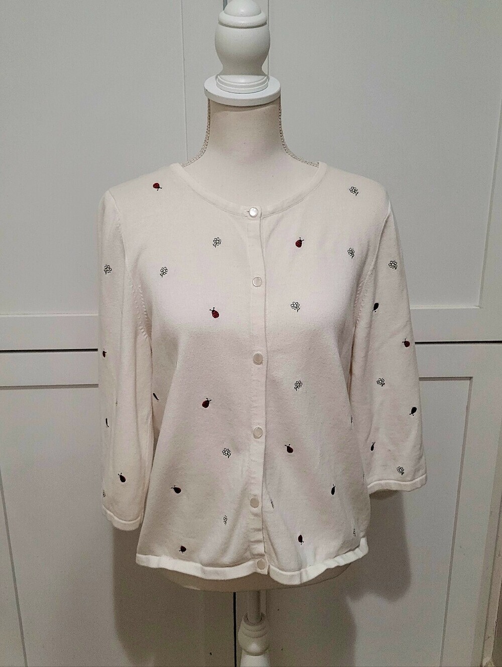 Y2K 100% Cotton White Cardigan w/Lady Bug & Daisy Embroidery| Large